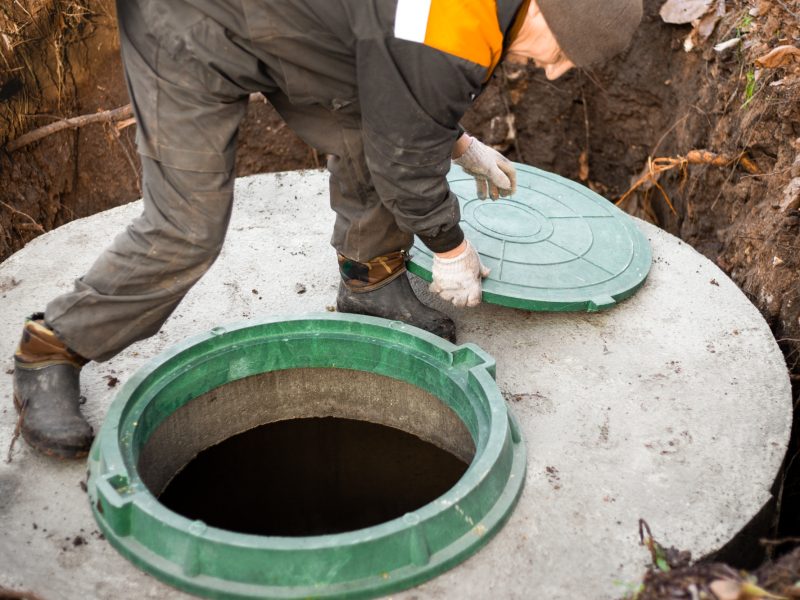 a utility worker opened a well hatch for sewerage maintenance and pumping out feces. Septic on a residential lot.